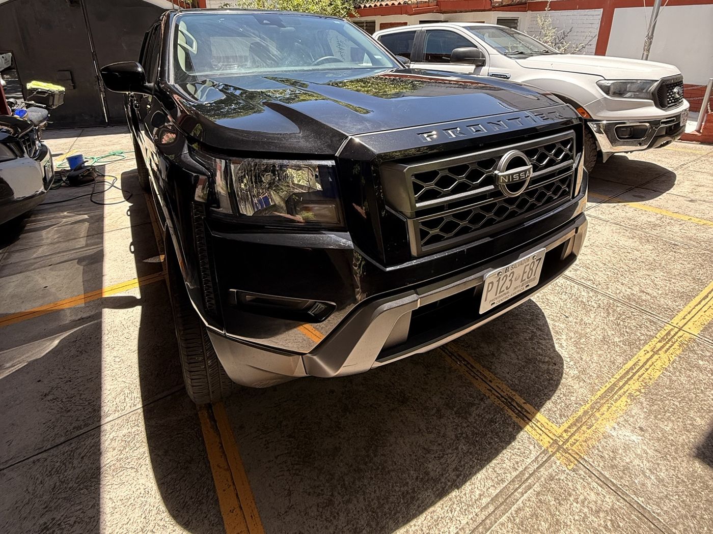 Nissan Frontier SV 4x4 2024 negra, vista de frente