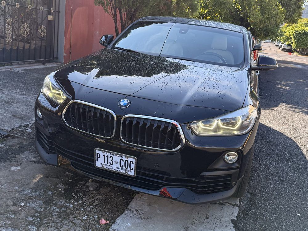 BMW X2 sDrive28i 2020 negro, vista de frente
